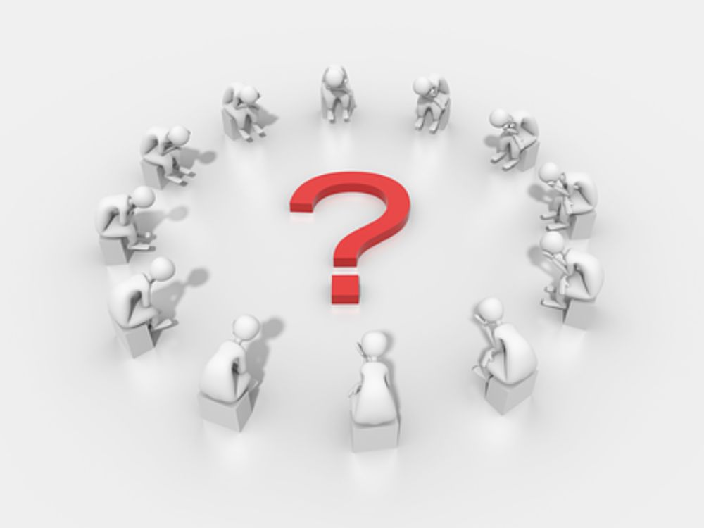 Grupo de pessoas em dúvida sobre o que é o mercado de investimentos e por onde começar a compreendê-lo.